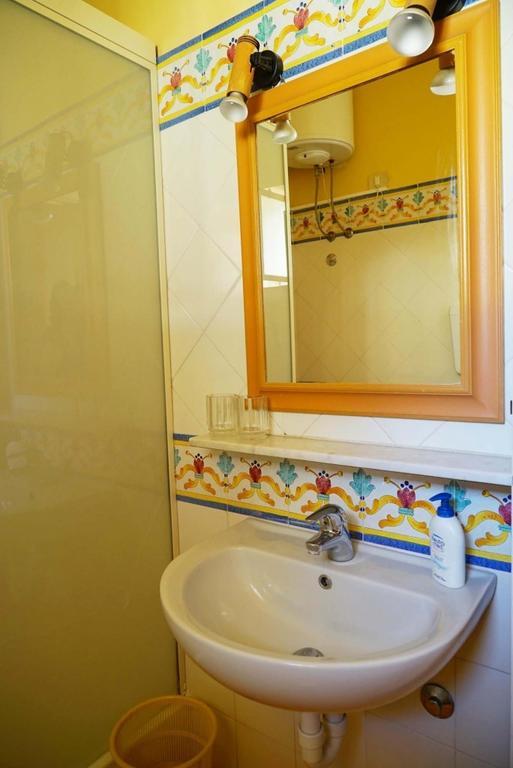Bed And Breakfast Riviera Di Chiaia Turrisi Neapol Pokój zdjęcie